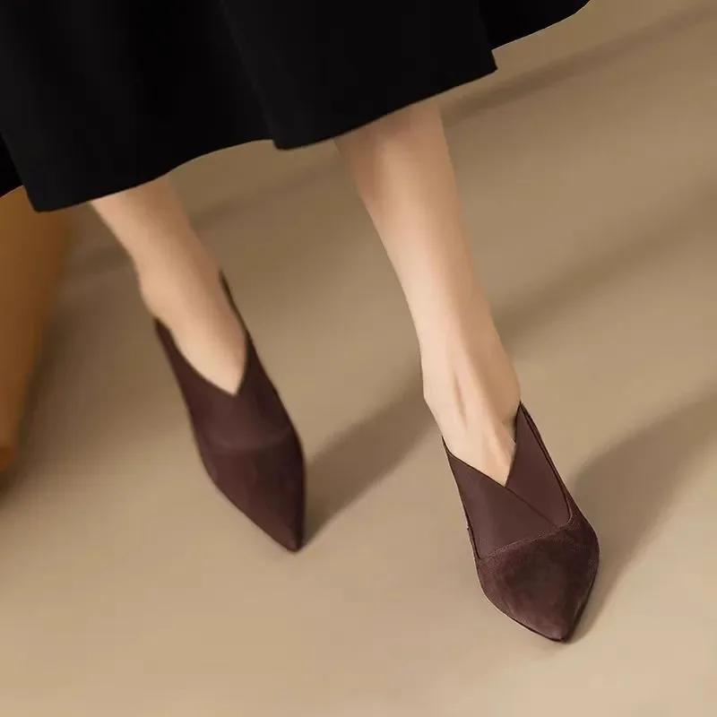 Luxury Lifestyle Products - Sepatu hak tinggi runcing berbahan suede